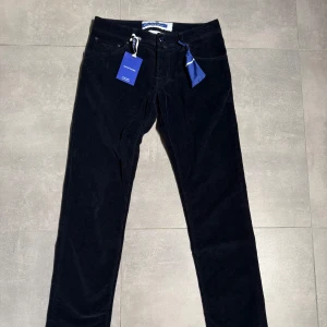 Jacob cohen manchester byxor  - Tjena!! Säljer dessa helt nya mörkblåa Jacob cohen byxor som är riktigt snygga! Ny pris på jeansen är 5599kr men mitt pris 2299kr men det kan såklart diskuteras! Hör av er vid fler frågor och bilder!