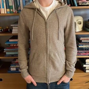 John Henric Kashmir Zip - Säljer denna feta Kashmirtröja från John Henric. Nypris ligger runt 2000kr Mitt pris: 1199