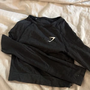 Svart långärmad tröja från Gymshark - Säljer en svart långärmad tröja från Gymshark. Storlek XS