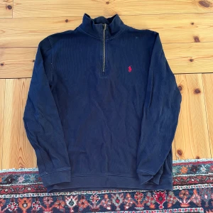 Ralph Lauren quarter zip - Ralph Lauren quarter zip i bra skick, finns vissa spår av användning. Storlek L men funkar bra som M.
