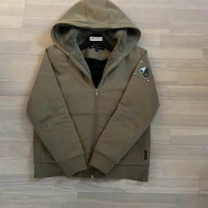 Moose knuckles classic Bunny  - En skön Moose Knuckles zip hoodie🫎I jätte bra skick, har andvänts i typ 2 veckor , men den har inga defekter förutom en pytteliten fläck!⚡️Storlek Xs men passar även S. Priset är inte hugget i sten 🪨 nypris: 2500kr