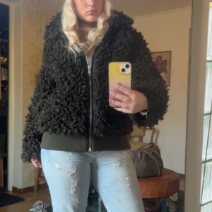 Grön teddy jacka - Grön teddy / lurvig / päls jacka från H&M. Storlek 34/xs men tycker att den sitter mer som en s/m som man kan se på bilderna. Jag har vanligtvis s eller m för jämförelse💕