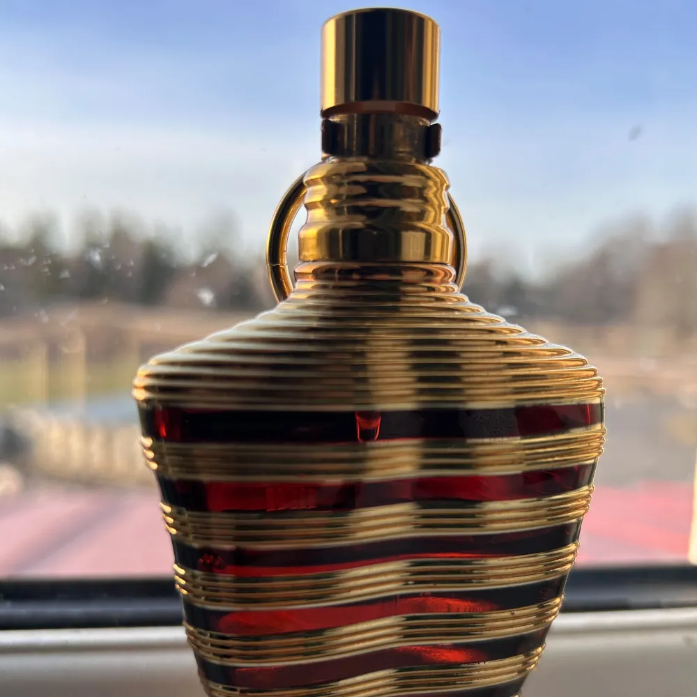 Säljer min parfym då den inte kommer till användning. Söker du efter en härlig mysig som startar med warm spice och övergår sedan i en ljuvlig söt doft.. Perfume.