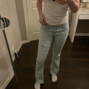 Ljusblå jeans med slitningar - INTRESSEKOLL!! Snygga ljusblå jeans med slitningar på knäna. Bootcut och är lågmidjade. 💞💞