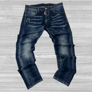 Dsquared2 jeans - Snygga mörkblå jeans från Dsquared2 med slitna detaljer och en cool tvätt. De har en klassisk femficksdesign och en knappgylf. Perfekta för en avslappnad stil med en touch av edge.