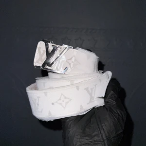 Vit/silver Louise vuitton bälte - Perfekt för sommaren.