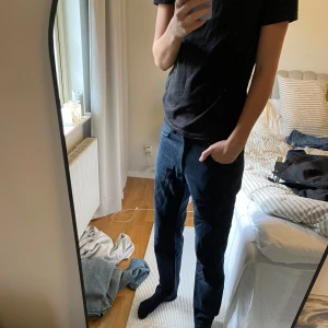 Svarta jeans från Nudie Jeans - Säljer ett par svarta jeans från Nudie Jeans i klassisk straight fit. normal passform. Perfekta för dig som gillar stilrena och tidlösa byxor.