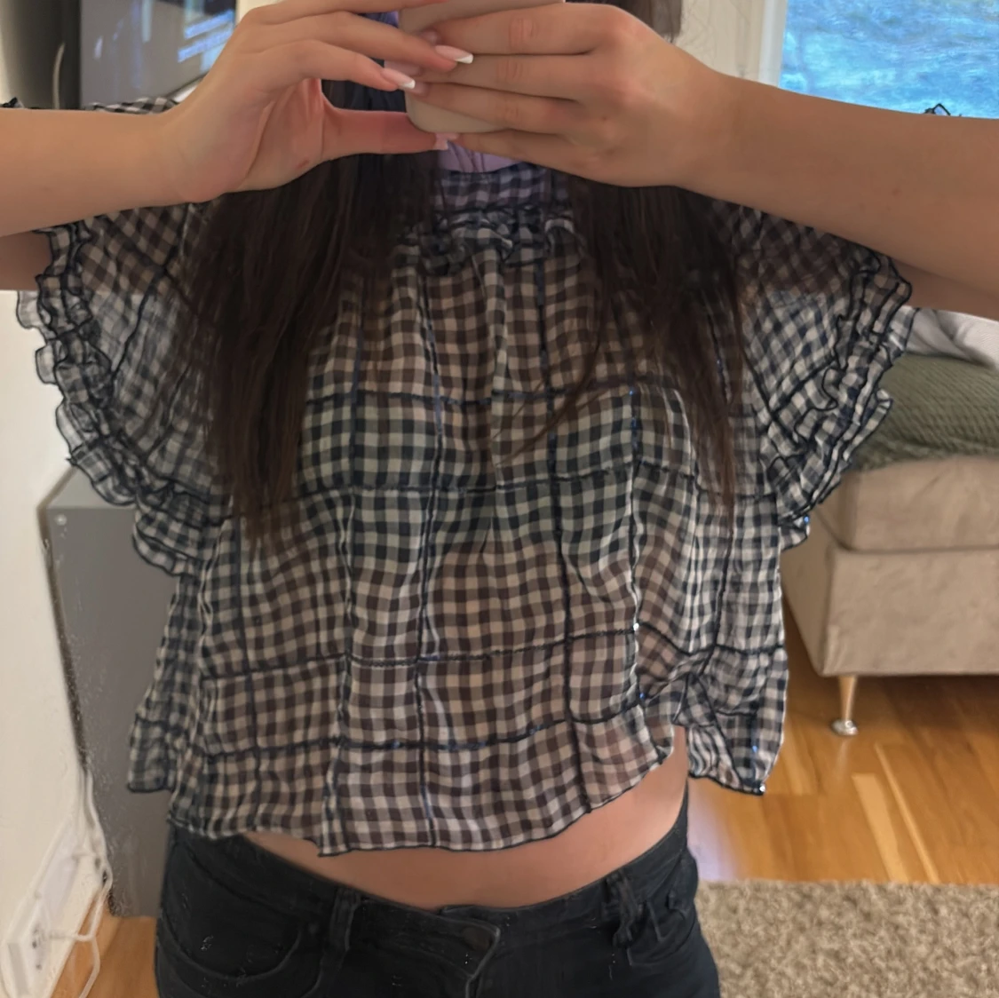 Rutig blus med volangdetaljer