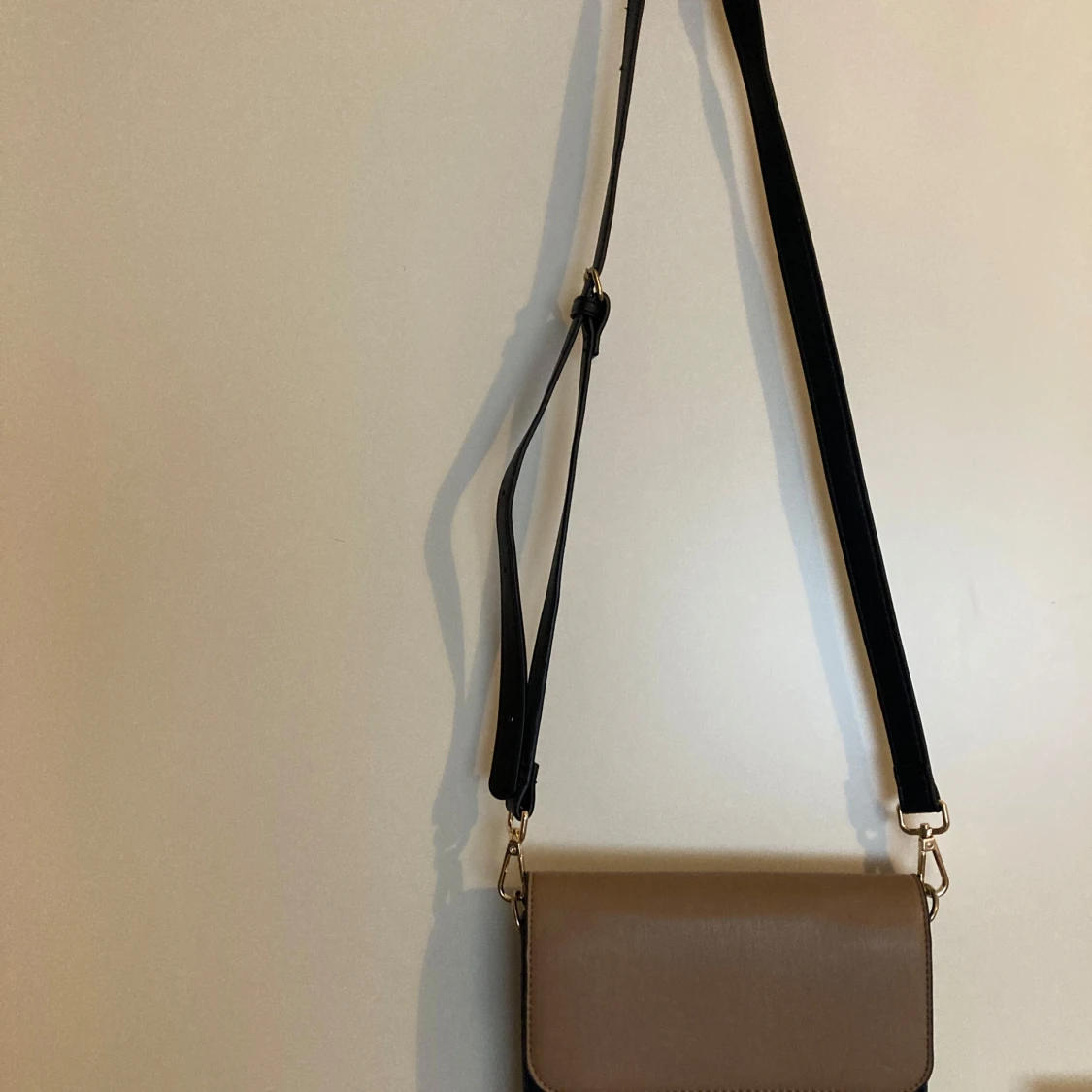 Beige och svart axelväska  - 1