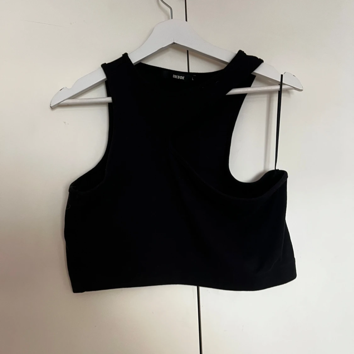 Svart croppad linnetopp från Bik Bok - 1