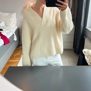 Beige ribbad stickad tröja - Jättefint tjock tröja från arket😍