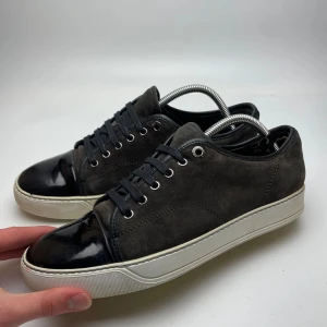 Lanvin skor  - Lanvin storlek 40, lite nött hälkappa som enkelt kan ordnas på egen hand eller via skomakare.