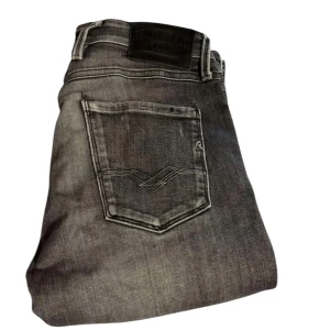 Replay anbass jeans  - Riktigt feta replay jeans med slitningar i modellen anbass] Storlek W30 L32] väldigt fint skick!                 Hör av er vid fler frågor!