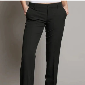 Svarta kostymbyxor  - Säljer mina low waist kostymbyxor från bikbok. Dom är i storlek 40 men är insydda i midjan vilket gör att lappen inte finns kvar. Skriv dm för frågor🩷