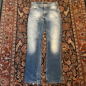 Nudie jeans med slitningar! - Sjukt feta nudie jeans med en sjuk wash och snygga slitningar! Midja:39 längd:102 modell:slim Jim 