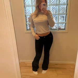 Svarta låga jeans - Säljer dessa svarta skitsnygga lågmidjade bootcut jeans från Junkyard. Storlek M. Nästan oanvända💕