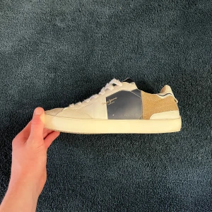 Feta skor - Säljer ett par pepe jeans skor | storlek 41-40 | skick 9/10 | märke pepe jeans | Bara att skriva för eventuella frågor | 😃