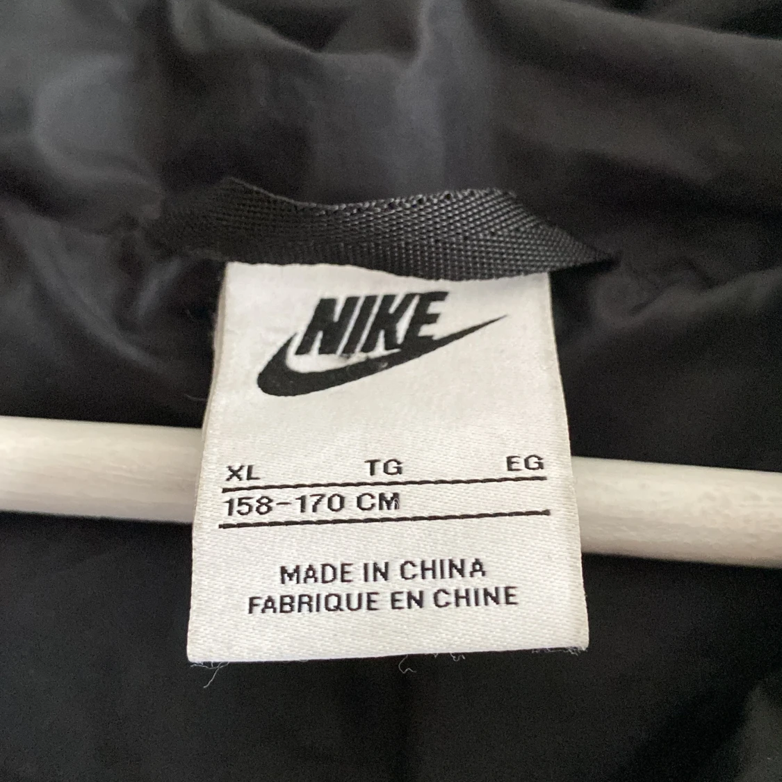 Svart dunjacka med huva från Nike - 2