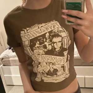 Brun t-shirt med tryck - Det finns inga defekter, storlek M men passar även S💞