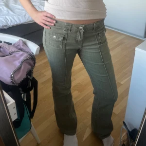 Olivgröna byxor från H&M Divided - Trending olive green jeans from H&M in perfect condition. The size is 38 but fits well for size Small.🩷 Ask if you have any questions.