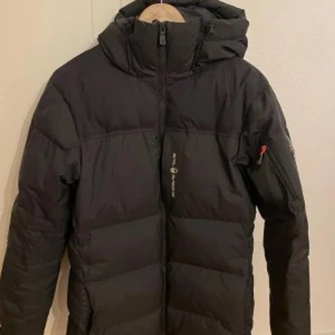 Svart dunjacka med huva från  sail recing  - 2