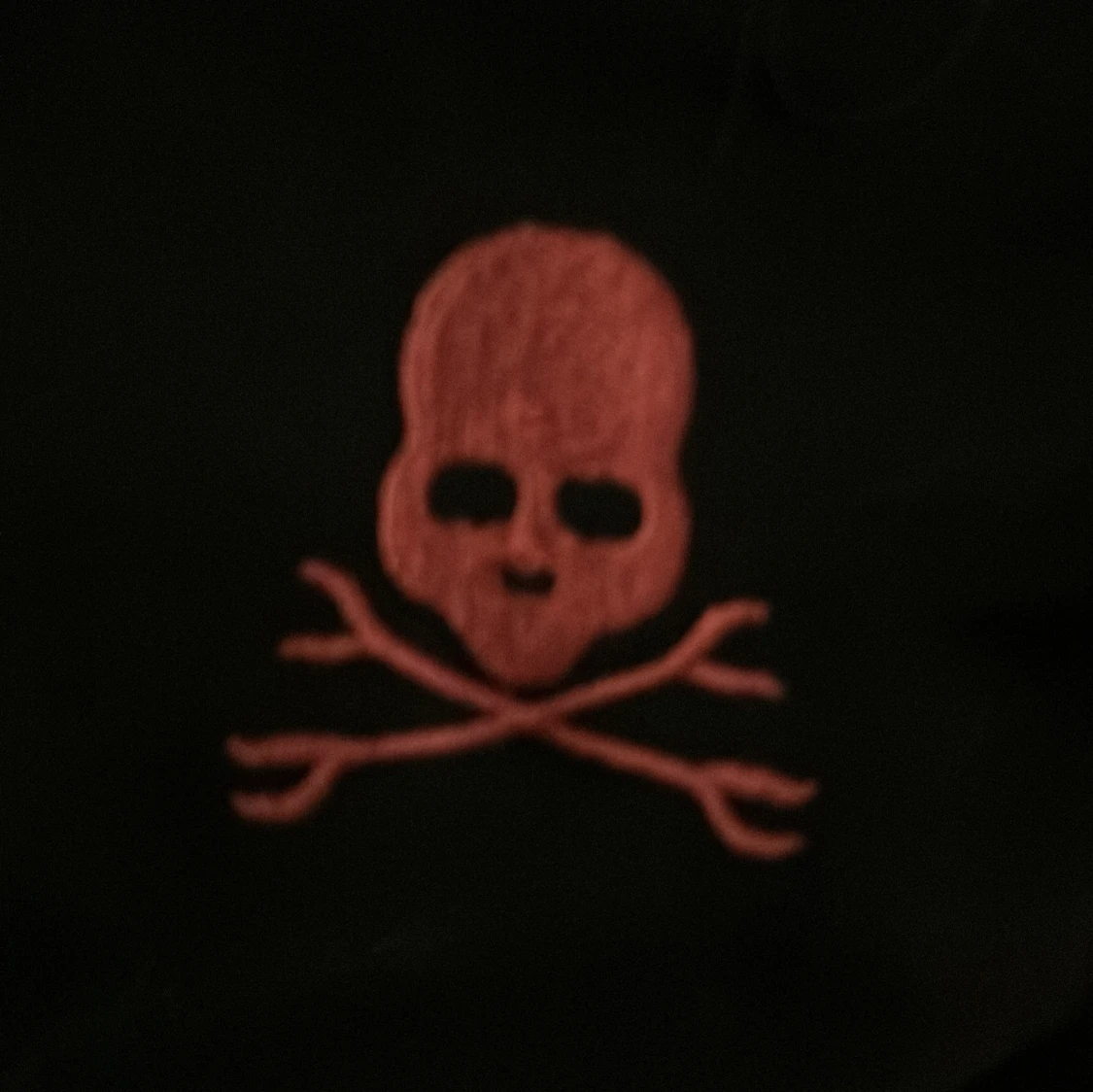 Svart jacka med fuskpäls och dödskalle - 1