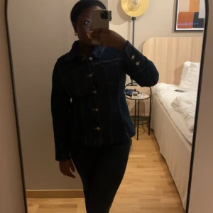 Figursydd jeansjacka - Hej säljer min supersnygg jeansjacka! Den är från vero Moda. Skulle säga att den är i väldigt fint skick och inga direkt tecken på användning. Skriv privat för mer info☺️
