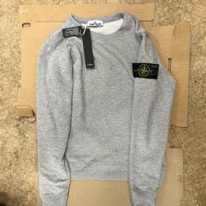 Grå sweatshirt från Stone Island - Säljer en stilren grå sweatshirt från Stone Island. Pris 1149kr pris går att diskuteras!!