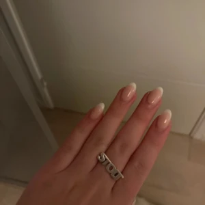Silverring med texten 'STOLT’ - Cool och unik silverfärgad ring med texten 'STOLT' i blockbokstäver. Perfekt statement-smycke för dig som vill sticka ut och visa attityd. Passar till alla tillfällen när du vill ha något extra. OG pris är 1000kr 