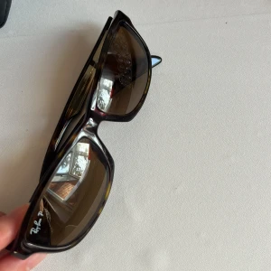 Ray ban solglasögon  - Äkta, använda fåtal gånger. Inga som helst problem eller tecken på användning. 