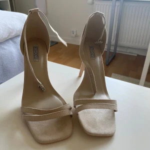 Klackar - Superfina beige/vita klackar som passar perfekt till bal eller student, likväl sommaravslutning. De är aldrig använda då de inte passade mig tyvärr. De är i storlek 39 men jag tycker de är lite små i storleken. Köparen står för frakt om inte annat sägs❤️
