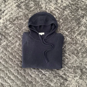Davida 100% Kashmir Hoodie - Tja! Säljer nu denna sällsynta och snygga Davida Cashmere Hoodien! (100% Kashmir) Den säljs ej längre och är omöjlig att hitta i sånt här skick, speciellt i marinblå! Inga defekter alls, skick 9/10! Storlek L, Fits TTS! Inte nopprig, inga hål eller slitningar, utan nästan som ny förutom att den har legat i garderoben. Hör av dig vid minsta fundering eller fråga! Priset är diskutabelt!🌟