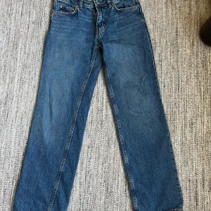 Gina Tricot raka jeans   - Säljer dessa jeans från Gina Tricot som ja köpte förra hösten. Bara använda 1 gång och sen bara legat o ”skräpat”. De passar mig inte längre så säljer dem. Perfekt längd för mig som är 158cm lång. Säljer även ett par gråa likadana, så vill man ha båda så kan jag ge de för 400kr. Skriv ett meddelande isåfall :)