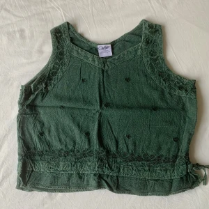 Grön broderad topp - Måste tyvärr säljs denna topp/väst då den är lite för liten för mig! 🌿🍃