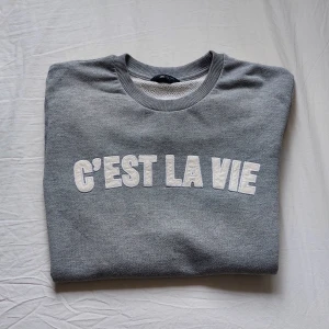 Jack & Jones grå sweatshirt - Jag säljer en grå sweatshirt från jack&jones, storlek Large men tröjan passar Medium också.