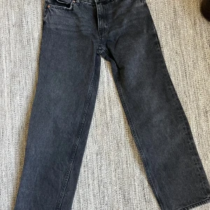 Gråa jeans från Gina  - Säljer dessa mörkgråa jeans från Gina Tricot som ja köpte förra hösten. Bara använda ca 1 gång. De passar mig inte längre så säljer dem. Perfekt längd för mig som är 158cm lång.
