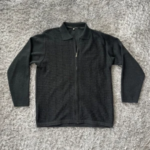 Matinique Kofta - Kofta från Matinique som inte säljs längre | Skick = 9/10 inga defekter | Storlek = M | Pris = 300 | Nypris = 1200kr | Tveka inte på att höra av er vid frågor eller funderingar🙌