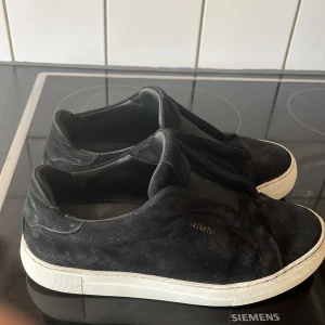 Arigato 360 laceless  - Säljer nu dessa arigatos som är i ett väldigt bra skick men det finns en defekt som syns på bild 4. Man tänker aldrig på den. Annars skulle jag säga att dom är riktigt fräscha och säljer dom pga försmå. Box och dustbag ingår. Skorna tillverkas ej längre. Köpet sker via farsans konto sen men det tar vi då!! 