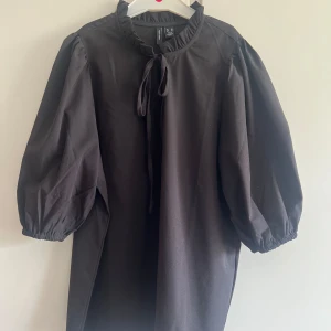 Svart blus med puffärm från vero moda - Svart blus i mycket bra skick💕