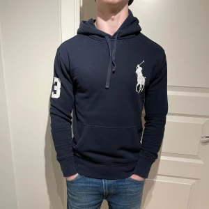 Ralph Lauren Big Pony Hoodie  - Eftertraktad Raffe Hoodie! | Mycket fint skick utan defekter! | Storlek S. | Marin/mörkblå. | Ställ gärna frågor innan du köper!