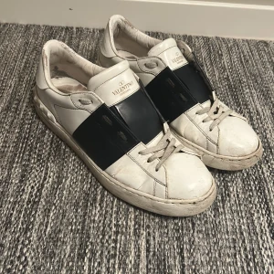 Äkta marinblå Valentino vita sneakers  - Säljer nu dessa asfeta valentinos för endast 2199‼️ Såklart äkta. Skorna är vita med marinblå rand över. Priset är ej hugget i sten!! kom privat för frågor eller mer bilder 