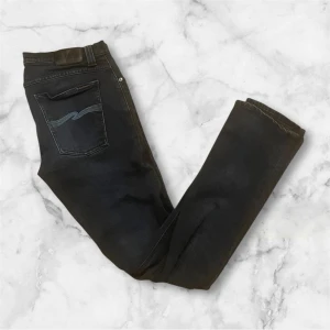 Nudie jeans  - Tja det är ett par riktigt snygga Nudie jeans modell slim fit💫 Nypris kostar de 1600kr✅Skicket ligger på en 8/10✨Storleken är 34/34 men den ör väldigt liten i storlek. Vid fundering är det bara att höra av sig💫
