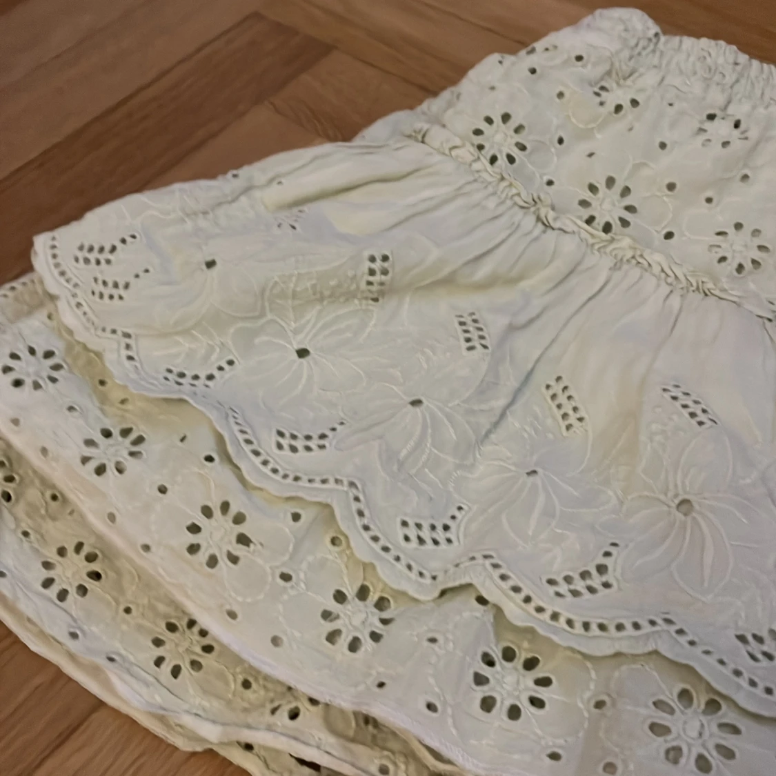 Grön broderad volangkjol från Zara - 1