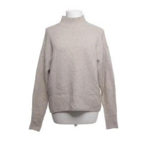 Beige stickad tröja  - Mysig beige stickad tröja från H&M med hög hals och långa ärmar. Enkel och stilren design som passar till det mesta. Polo
