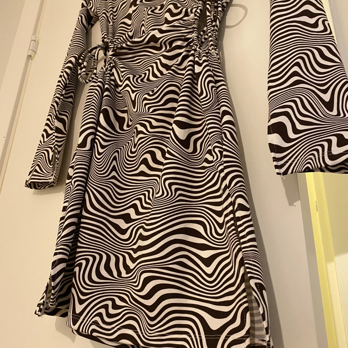 Svartvit mönstrad omlottklänning