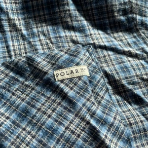 Polar skate skjorta - Kortärmad skjorta från det svenska skatemärket Polar Skate. Extremt skön och luftig, perfekt till sommaren. Har använts någon enstaka gång men är för stor för mig och säljer den därför. Köpt för 1300 kronor.