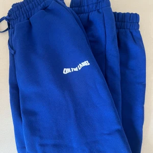 Mjukis byxor - Ett par oanvänta kornblå mjukisbyxor från LXA i storlek S. Supermjuka o sköna. Säljer för 130kr✨