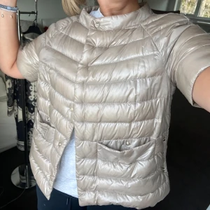 Herno jacka - Säljer nu min älskade Herno jacka i super fint skick!! Tunn och perfekt till vår och sommar❤️ dustbag medkommer. Nypris: 6000kr. Den enda defekten som finns ser ni på sista bilden, men knappt något märkbart alls. Storleken motsvarar en S ungefär 