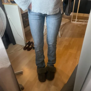 Lågmidjade jeans  - Säljer ett par ljusblå jeansbyxor med snygga detaljer på bakfickan. Byxorna har normal passform och klassisk femficksdesign. Köpta på en marknad i Italien. 🪩🍸