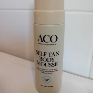 ACO Self Tan Body Mousse Medium Tan - ACO Self Tan Body Mousse ger en naturlig solkysst ton till huden utan solens skadliga strålar. Moussen är lättapplicerad, snabbtorkande och har en mild doft. Passar alla hudtyper och är vegansk. Färg: Medium Tan. Endast testad en gång. Säljer pga för mörk för min hud. 